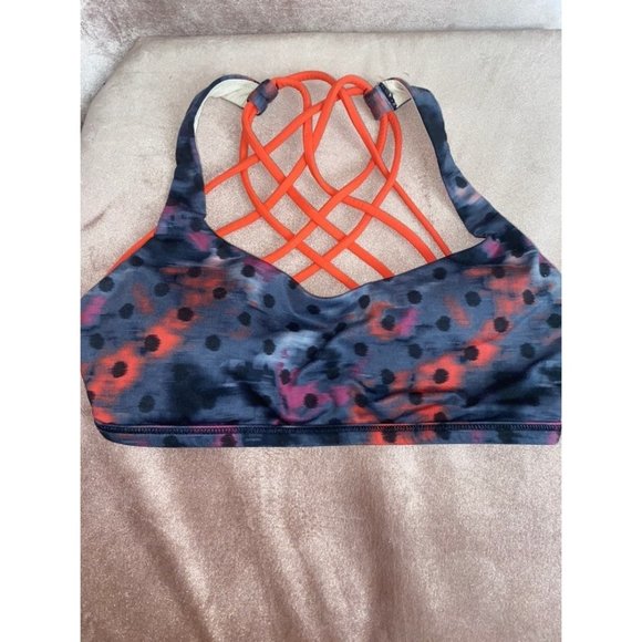 Lululemon Sports Bra Size 4 Great conditionHas pad inserts